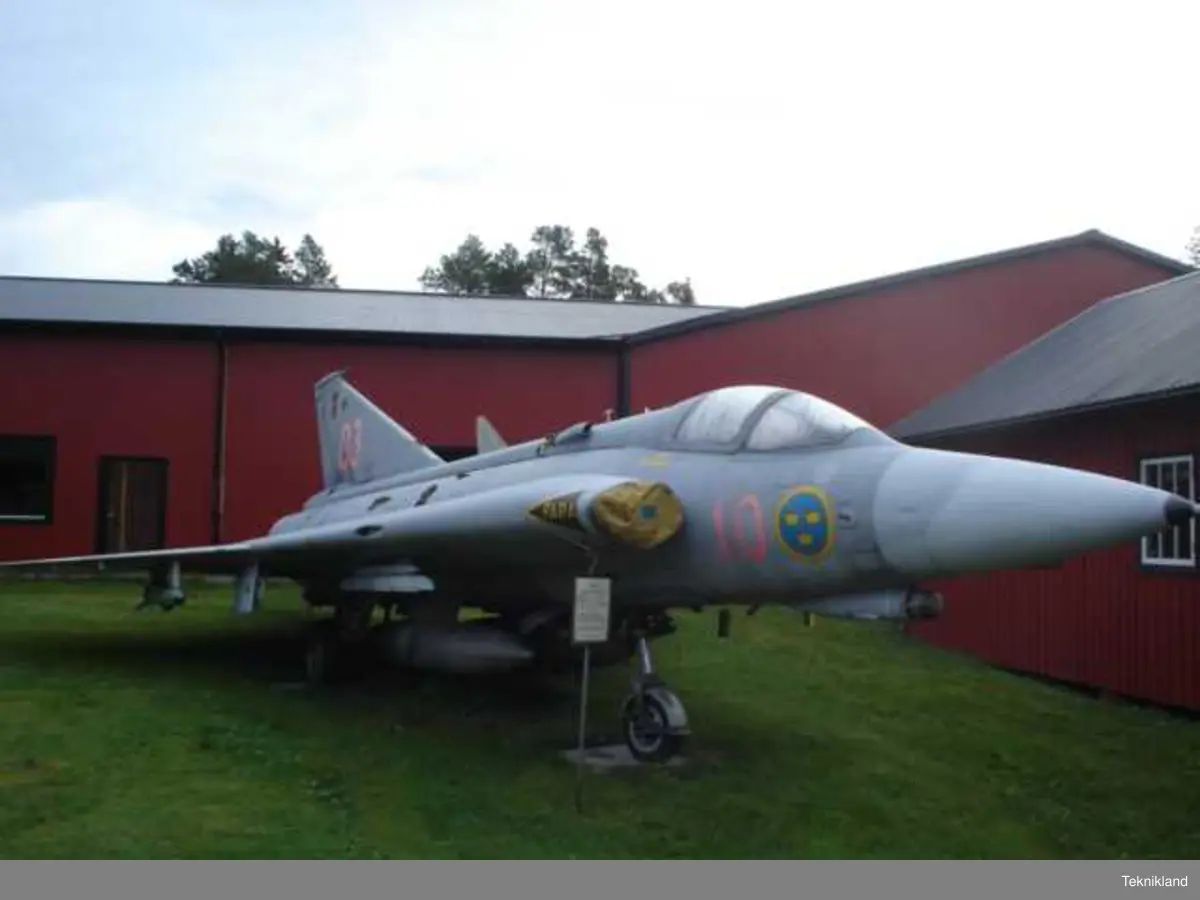 SAAB J 35J Draken nr 35502.
Flygplanet är i originalskick och komplett, dock utan kanon.
Flygplanet är deponerat från Flygvapenmuseum.
