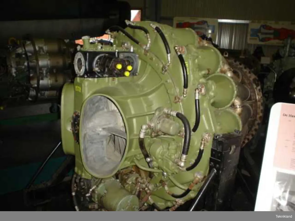 Flygmotor RM 1A till Fpl 28 Vampire.
Uppskuren instruktionsmotor,saknar utloppsdel.