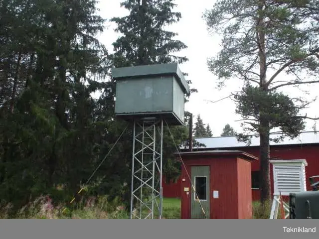 Luftbevakningstorn monterat på en mastsektion.
