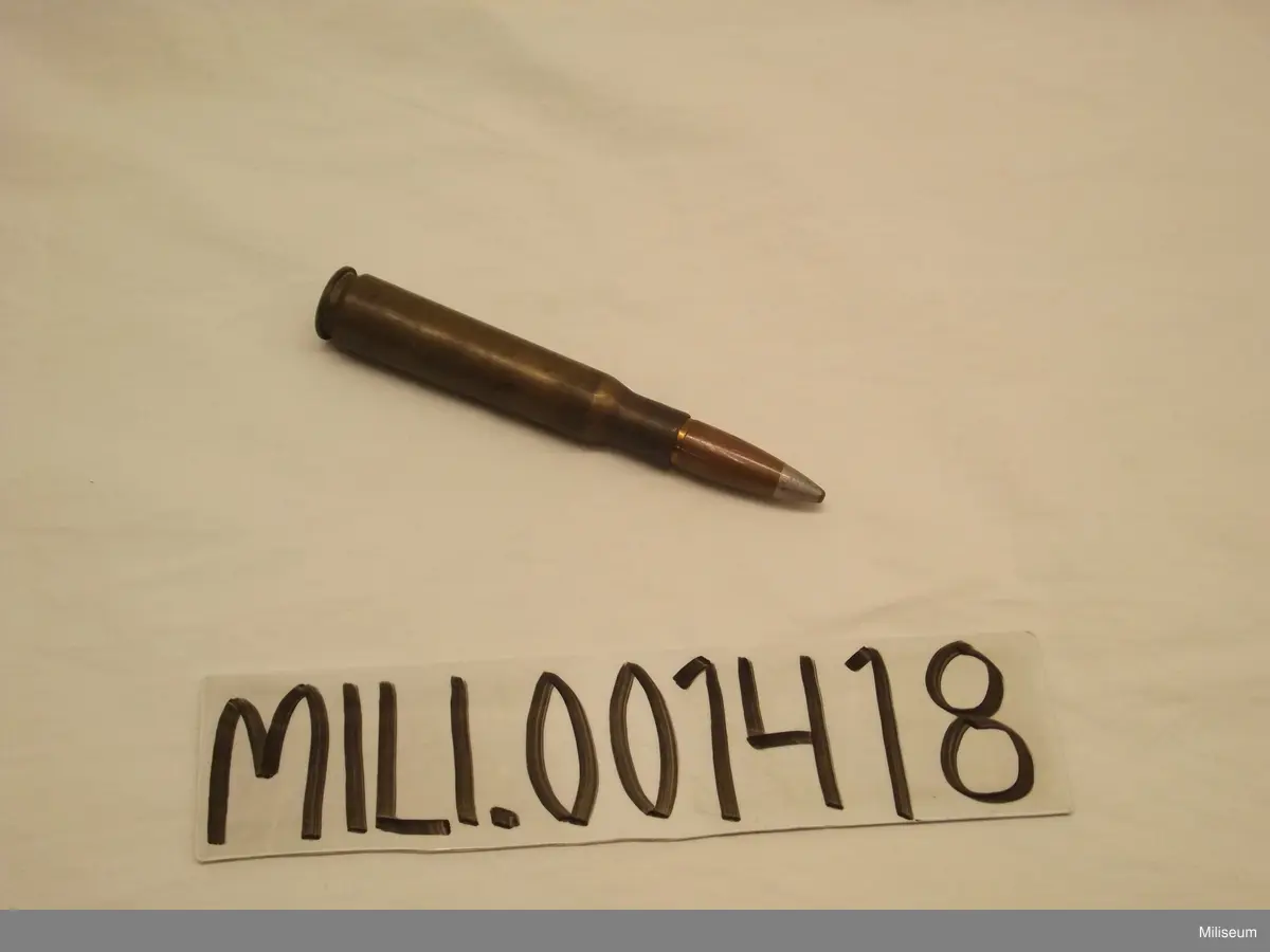 Amerikanska.
Med 20 mm respektive 12,7 mm kaliber, samt skarpa patroner med 12,7 mm kaliber, från de två nödlandade Flygande Fästningarna.
2 st L 140 Diam 26	4 st ihopkoppl.=2 st 135, 2 st 138 2 tomhylsor L 100   Diam 20 1  st 58 x 10