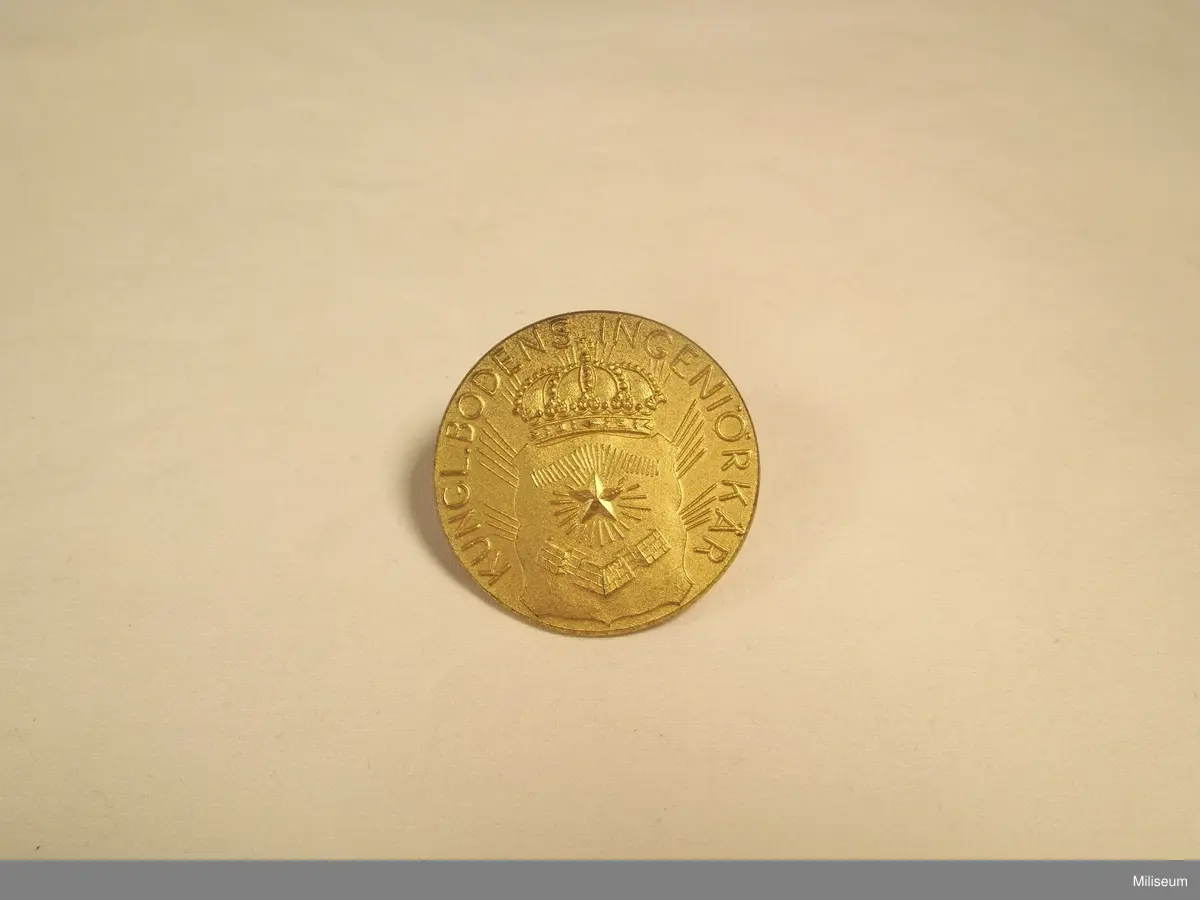 Jetong av förgyllt silver, Kungl. Bodens Ingenjörkår.
Med tillhörande ask.