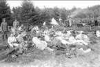 Utspisning i bivacken vid Tärnet, Hanken, Karlsborg, under sommarmarschen 1930.