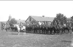 3. skvadronen till häst uppställd på kaserngården söder om stallarna för avlämning före sommarmarschens början 1930.