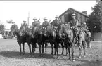 Regementet till häst uppställt på kaserngården söder om kasern för avlämning före sommarmarschen 1930. Avbildad trupp skall ingå i övningens B-styrka, de har vitt band runt hjälmen.