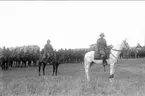 Regementet till häst uppställt på fältet söder om kasern för avlämning före sommarmarschen 1934. Skvadronschef ryttarmästare Peter von Essen på tjänstehästen Marschall-Mackensen.