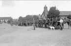 Förberedelser för avlämning på kaserngården söder om stallarna inför sommarmarschen 1932. Observera längst till höger skvadronchefens hästskötare med chefens häst och hund.