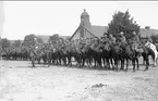 Regementet till häst uppställt på kaserngården söder om stallarna för avlämning före avmarsch till fälttjänstgöring under sommarmarschen 1932.