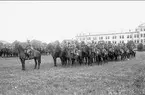 Regementet till häst uppställt på kaserngården söder om stallarna för avlämning före sommarmarschens början 1929. Troppen H Schale.