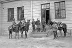 Regementets sjukvårdare utanför sjukavdelningen i östra delen av K 3 kasern i Skövde klara för sommarmarsch 1931.