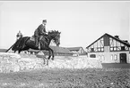 En skvadrons korpralskola. Skolchef löjtnant Gunnar Schildt. Hoppning över stenmuren på östra kaserngården.