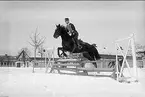 Underlöjtnant Melcher Wernstedts stamrekrytskola övar hoppning i snö på östra kaserngården.