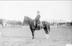 Livhusar i uniform m/1895 (m/ä) med tilldelad stamhäst på kaserngården söder om skvadronstallarna