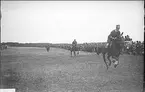 Regementskapplöpningarna 1932 på fältet söder K 3 kasern. Upploppet - segern är bärgad relativt överlägset av löjtn. Börje Åkerlindh.