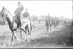 Regementskapplöpningarna 1933 på fältet söder K 3 kasern. Hälsningen på domaren. I bakgrunden 