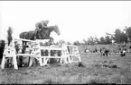 Skövde fältrittklubbs tävlingar 1929, prishoppning på tävlingsbanan öster om kasern.