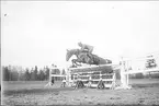 Ridutbildning för officerare i banhoppning på södra fältet.