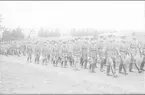 På marsch från kasern till fältgudstjänst i Dunkehall. Soldaterna iklädda uniform m/1910 och mössa m/ä.