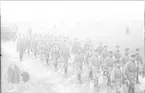 På marsch från kasern till fältgudstjänst i Dunkehall. Soldaterna iklädda uniform m/1910 och mössa m/ä.
