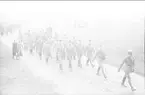 På marsch från kasern till fältgudstjänst i Dunkehall. Soldaterna iklädda uniform m/1910 och mössa m/ä.