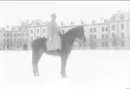 Elev på kavalleriaspirantskolan 1930-1931 framför K 3 kasern.