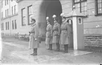 K 3 kasernvakt uppställd på poststället utanför vaktlokalen. Uniform m/1895, kappa m/10, mössa m/1853 med plym.