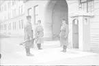 Postavlösning vid poststället utanför valvet vid K3 kasern. Samtliga uniform m/1895 med kappa m/10.