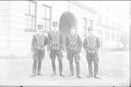 Livhusarer i uniform m/1895 (m/ä) utanför valvet vid K 3