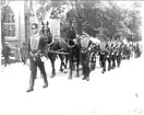 Överste C E Knös begravning 23/7 1936. Begravningsprocessionen på väg till kyrkan.