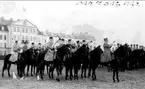 Musikkåren spelar vid regementets avlämning söder om kasernen vid firandet av 4 december 1928.