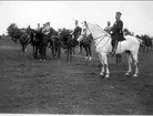 Generalmönstring på Sanna Hed år 1897. Landshövding F Boström på Primus tillhörig underlöjnant greve C Bonde.