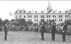 Livhusarernas kamratförenings fest 6 juni 1937. Göteborgsföreningen mottager av major W Oldenberg skänkt standar.