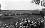 Samling på Sanna Hed augusti 1920 för avtäckning av minnesstenen.