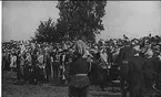 Invigningen av regementets minnessten på Sanna hed den 1 Augusti 1920. Sedan HKH mottagit skvadronen hälsade han gäster och åskådare.