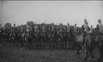 Invigningen av regementets minnessten på Sanna hed den 1 Augusti 1920. I troppen Örn redo såsom höger flygelbefäl sergeant G Bergling och Furiren vid 3:e skvadronen 37 Ingman.