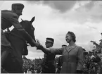 1933 - 1951. Ryttartävlingar i Skövde 1951. Fanjunkare Gehnäll Persson tar emot dressyrpris av Prinsessan Sibylla.