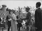 1933 - 1951. Ryttartävlingar i Skövde 1951. Ryttmästare Hans Wikne tar emot pris i dressyr av Prinsessan Sibylla.