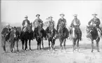 Livshusarer på resa och kommendering. Cowboys med flera, out west 1896-1898. Underlöjtnant frriherre Fredrik G:son von Essen längst till höger.