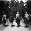 Nedanstående kavalleriofficerare avlade officersexamen på Karlberg 1923 och gick därefter ridskolan på Strömsholm 1924-25. Carl-Axel Stackelberg K 1, Sven Littorin K 3, Nils Frost K 4, Sven Axel Torén K 5, Carl Otto Smith K 6, Erik Wikland K 6. Ridskolans befäl ute på promenad.