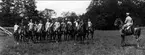 Nedanstående kavalleriofficerare avlade officersexamen på Karlberg 1923 och gick därefter ridskolan på Strömsholm 1924-25. Carl-Axel Stackelberg K 1, Sven Littorin K 3, Nils Frost K 4, Sven Axel Torén K 5, Carl Otto Smith K 6, Erik Wikland K 6. Officerskursen ute på Österängen.