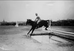 1. årseleverna på Strömsholmskursen på tävlingsresa till Stockholms fältrittklubbs tävlingar på Gärdet i Stockholm. Strömsholm 1910-11.