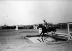 1. årseleverna på Strömsholmskursen på tävlingsresa till Stockholms fältrittklubbs tävlingar på Gärdet i Stockholm. Strömsholm 1910-11.