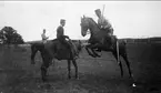 Sabelfäktning till häst på Österängen, Strömsholm 1910-11. Sjön Freden i bakgrunden.