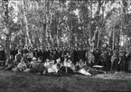 Gruppbild militärer och civila. Sommarmarsch till Tibro, förläggning för Ing 2 (bivack) 1893.