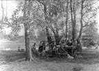 Gruppbild militärer och civila. Sommarmarsch till Tibro, förläggning för Ing 2 (bivack) 1893.