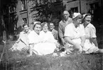 Garnisonssjukhuset Karlsborg, 1950-tal. Eftermiddagskaffe i sjukhusparken, Marianne Bernvik, Berta Pettersson, Karin Rosenberg, s-o nord sjukhusväbel, c mård, Mildred Stohlbin och Anna Stohlbin.