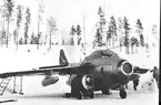 F6 Karlsborg 1957. Vinterövning i Norrland. Uppvärmning av motor och klargöring i värn på flygplan A 29 