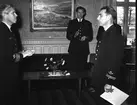 F6 Karlsborg 1959. Underofficersmässen. Överlämnande av svärdsorden till fanjunkare Larsson. Från vänster: Chefen F6 överste Söderlindh, sergeant Nilsson, fanjunkare Larsson.