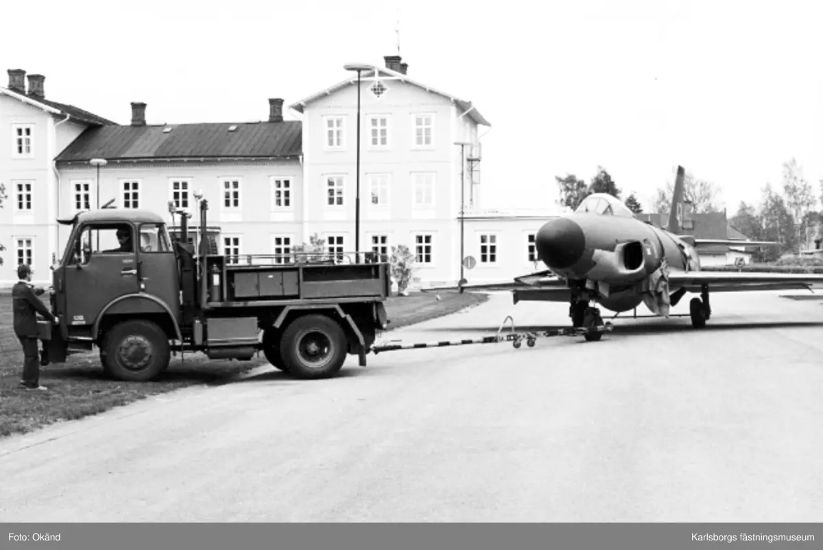 F6 Karlsborg. Förberedelser för att sätta upp A 32 Lansen som staty utanför vakten.
