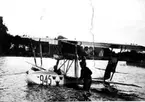 Karlsborg 1922. Macchi-flygbåten 945 vid kanalen i Rödesund efter nödlandning på Bottensjön pga motorstörningar. Förare: Löjtnant Bång.