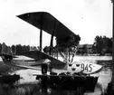 Karlsborg 1922. Macchi-flygbåten 945 vid kanalen i Rödesund efter nödlandning på Bottensjön pga motorkrångel. Här uppdragen på en mindre båtslip. Förare: Löjtnant Bång.